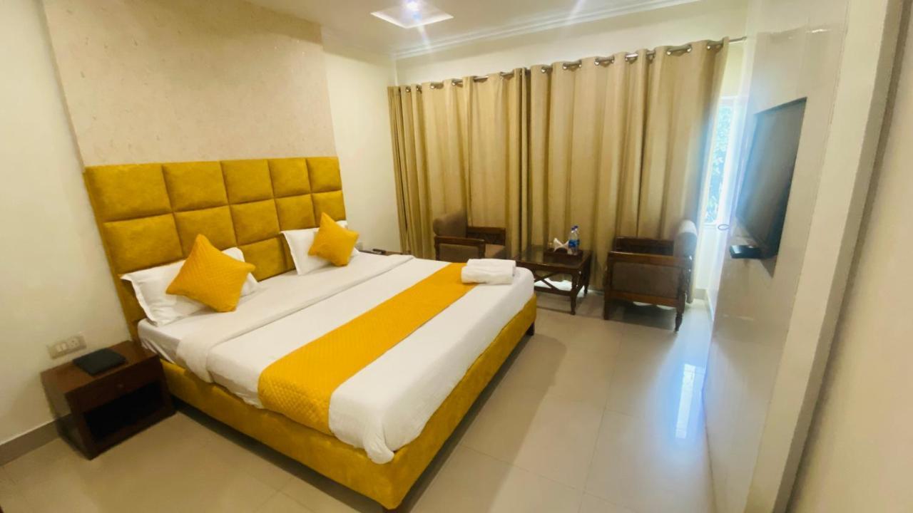 Hotel Landmark Чандигарх Экстерьер фото