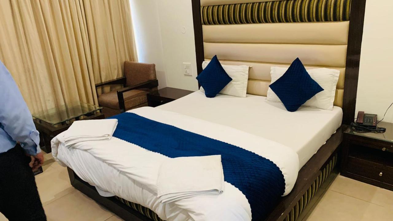 Hotel Landmark Чандигарх Экстерьер фото